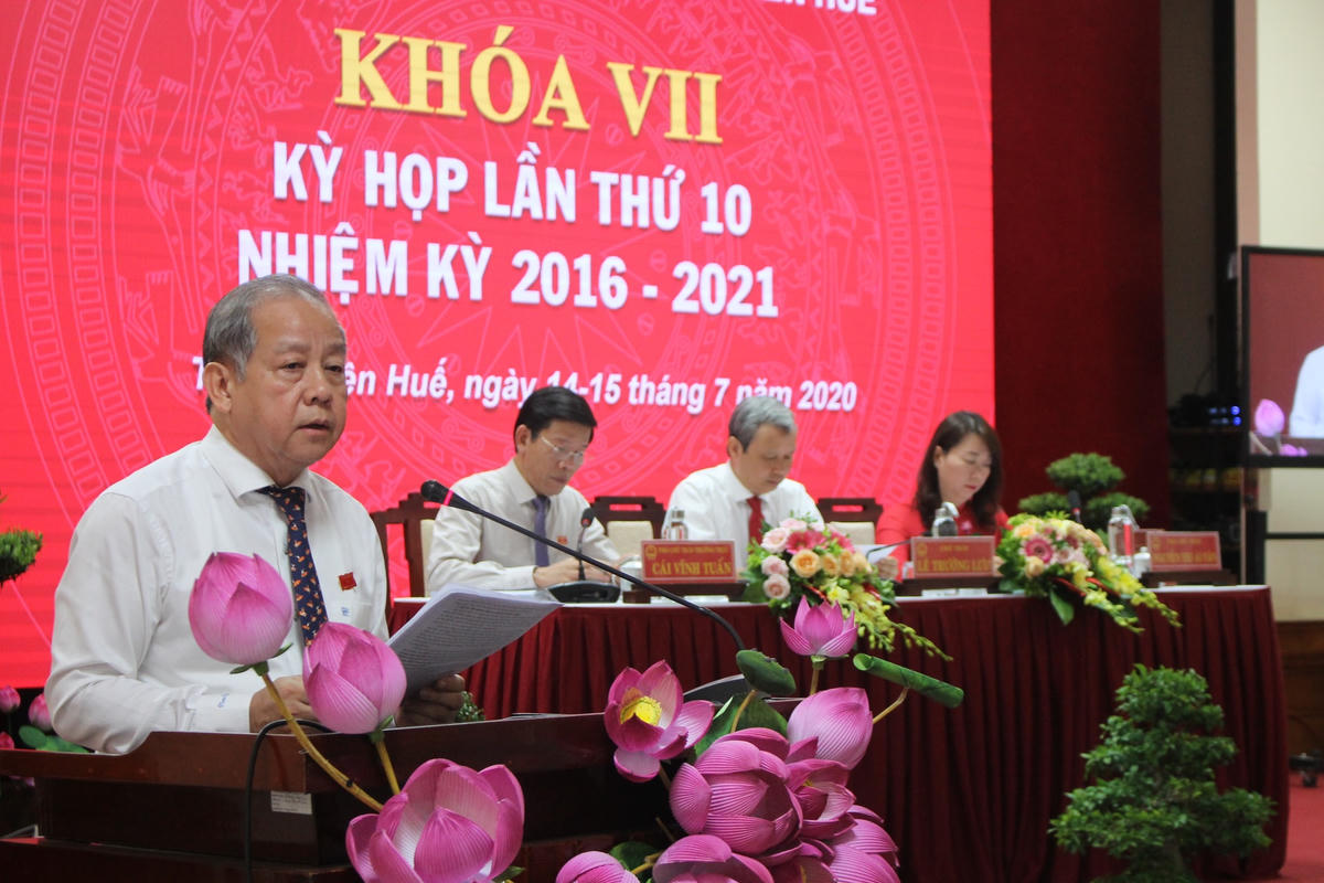 Chủ tịch UBND Thừa Thiên - Huế Phan Ngọc Thọ báo cáo tại kỳ họp.