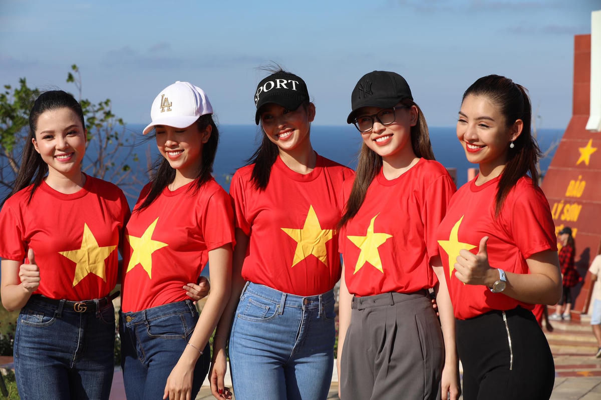 Thiêng liêng Lễ Thượng cờ&nbsp;trên đỉnh Lý Sơn