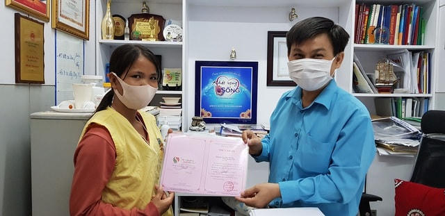 Thạc sĩ Lê Minh Hiển bày tỏ sự cảm mến trước nghĩa cử cao quý của vợ chồng chị Tuổi khi sẵn sàng chia sẻ may mắn với người cùng khổ.