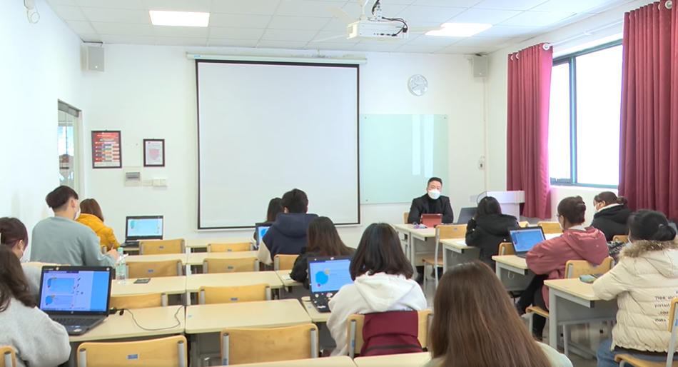 Giảng viên, sinh viên luôn tuân thủ 5K trên giảng đường.
