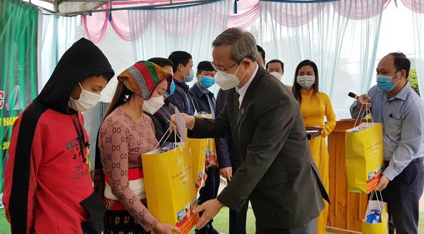 Ông Nguyễn Văn Tòng, Phó Chủ tịch Ủy ban MTTQ Việt Nam tỉnh Thanh Hóa trao quà cho 10 hộ dân tiêu biểu thôn Tam Sơn (xã Tân Trường, thị xã Nghi Sơn).