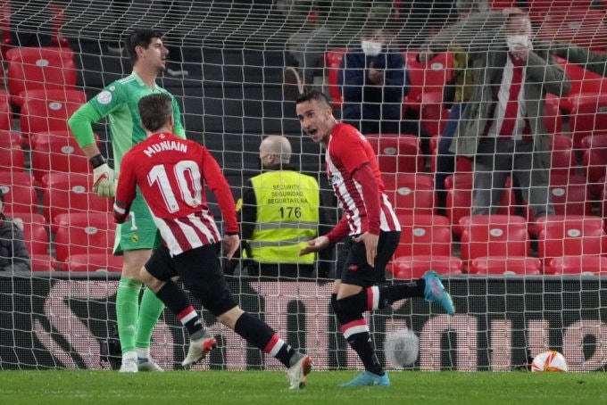 Alex Berenguer (phải) chia vui với Muniain sau khi ghi bàn quyết định thắng lợi cho Bilbao. Ảnh: AS