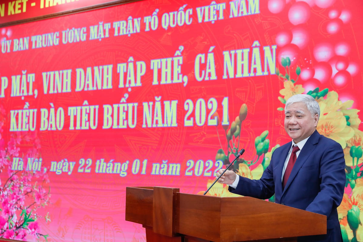 Chủ tịch Đỗ Văn Chiến trò chuyện với bà con kiều bào.
