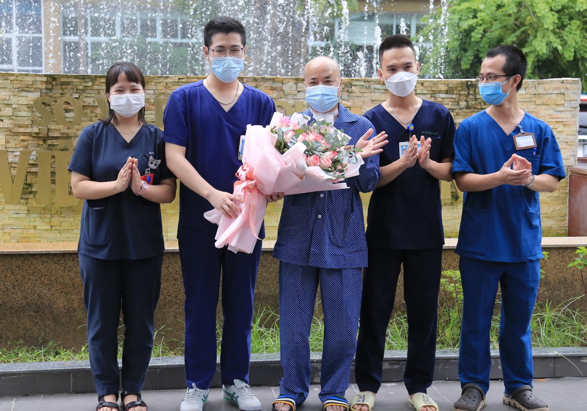 Ngày 17/9 bệnh nhân nam 48 tuổi rơi vào tình trạng nguy kịch do mắc Covid-19 đã được các y, bác sĩ Bệnh viện Thanh Nhàn can thiệp ECMO thành công, đã được xuất viện sau 50 ngày.