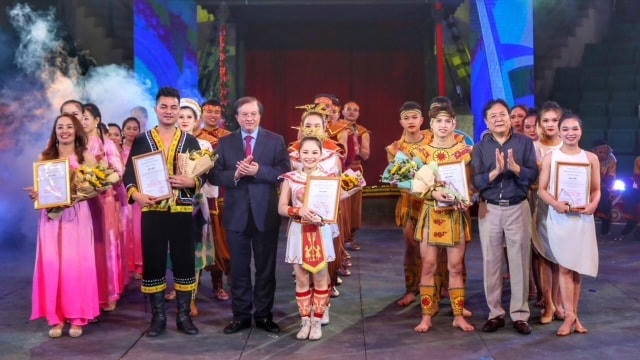 Trao giải Nhất cho 5 tiết mục xuất sắc.