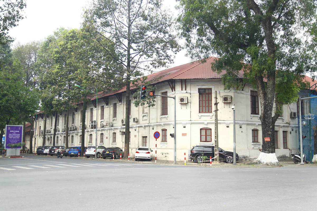 Hiện, chỉ còn duy nhất mặt đường Hùng Vương vẫn chưa bị tháo dỡ.