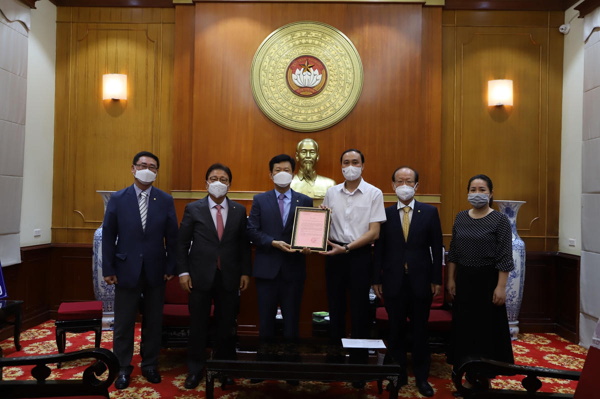 Phó Chủ tịch Phùng Khánh Tài trao thư cảm ơn của UBTƯ MTTQ Việt Nam đến Ủy ban tư vấn thống nhất quốc gia Hàn Quốc - chi hội Hà Nội.
