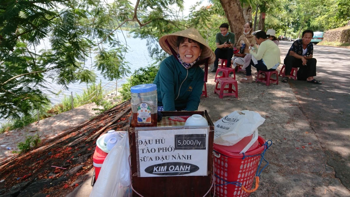 Chị Oanh, người bán đậu hũ bên bờ sông Hương.