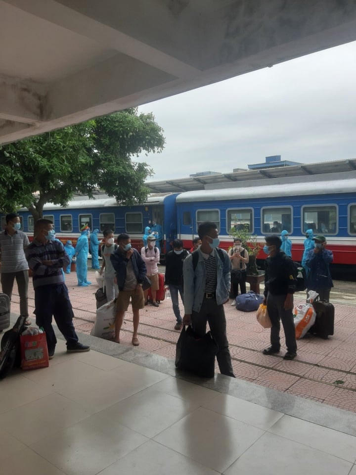 Hôm nay, 17/10, chuyến tàu chở 500 người Thái Bình đã về tới Ga Nam Định.