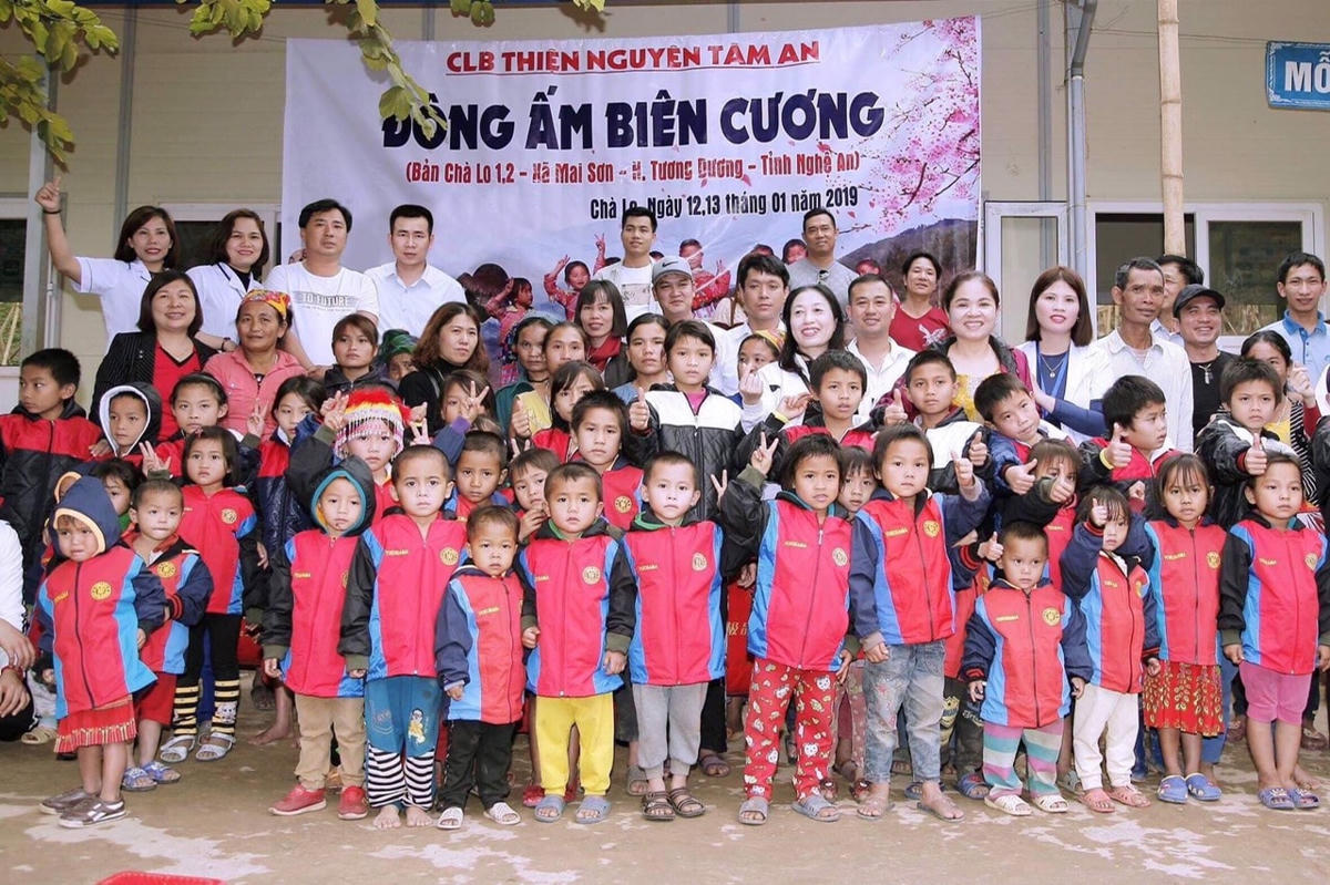 Chương trình Áo ấm biên cương do CLB thiện nguyện Tâm An tổ chức tại bản Cha Lo, xã Mai Sơn, huyện Tương Dương, tỉnh Nghệ An. Ảnh: MTTQ Nghệ An.