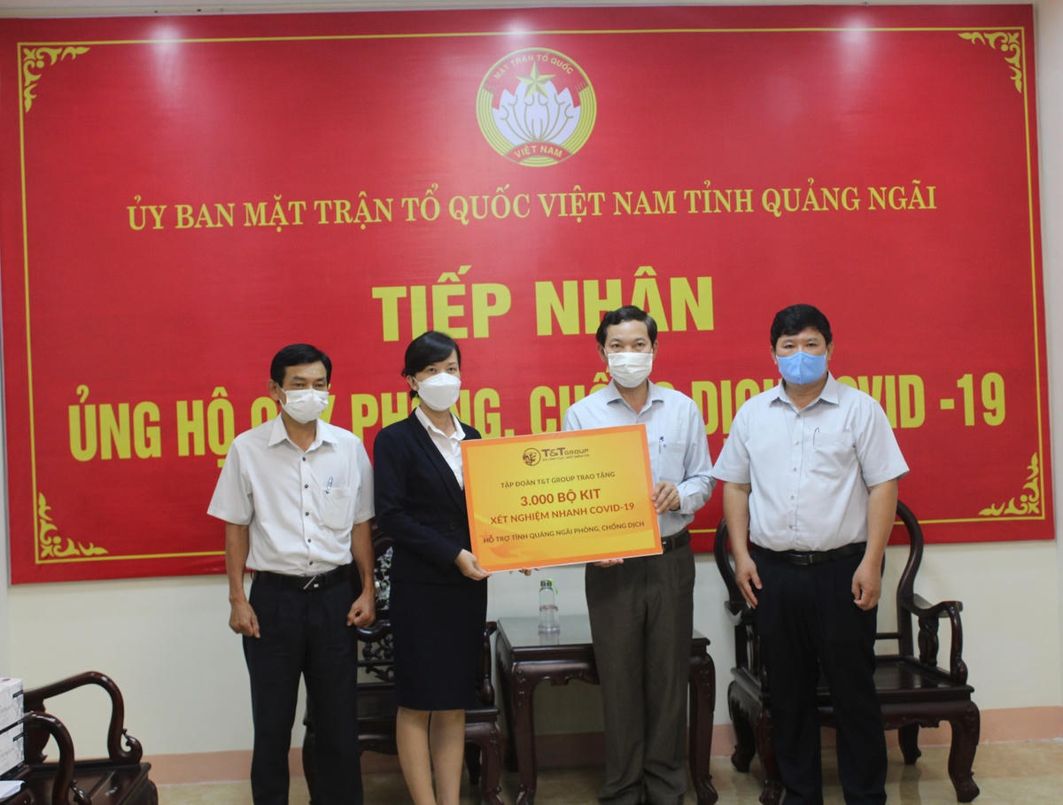 Đại diện Tập đoàn T&T Group trao tặng 3.000 bộ kít xét nghiệm nhanh Covid-19.