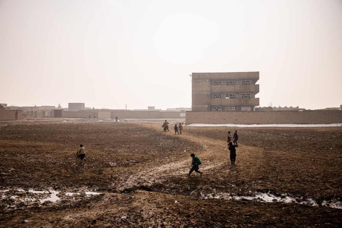 Những đứa trẻ kiếm ăn trên đường phố ở thủ đô Kabul. Ảnh: The Guardian.