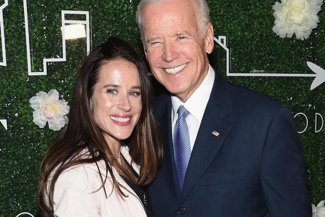 Cô Ashley Biden và người cha Joe Biden. Ảnh: Getty.