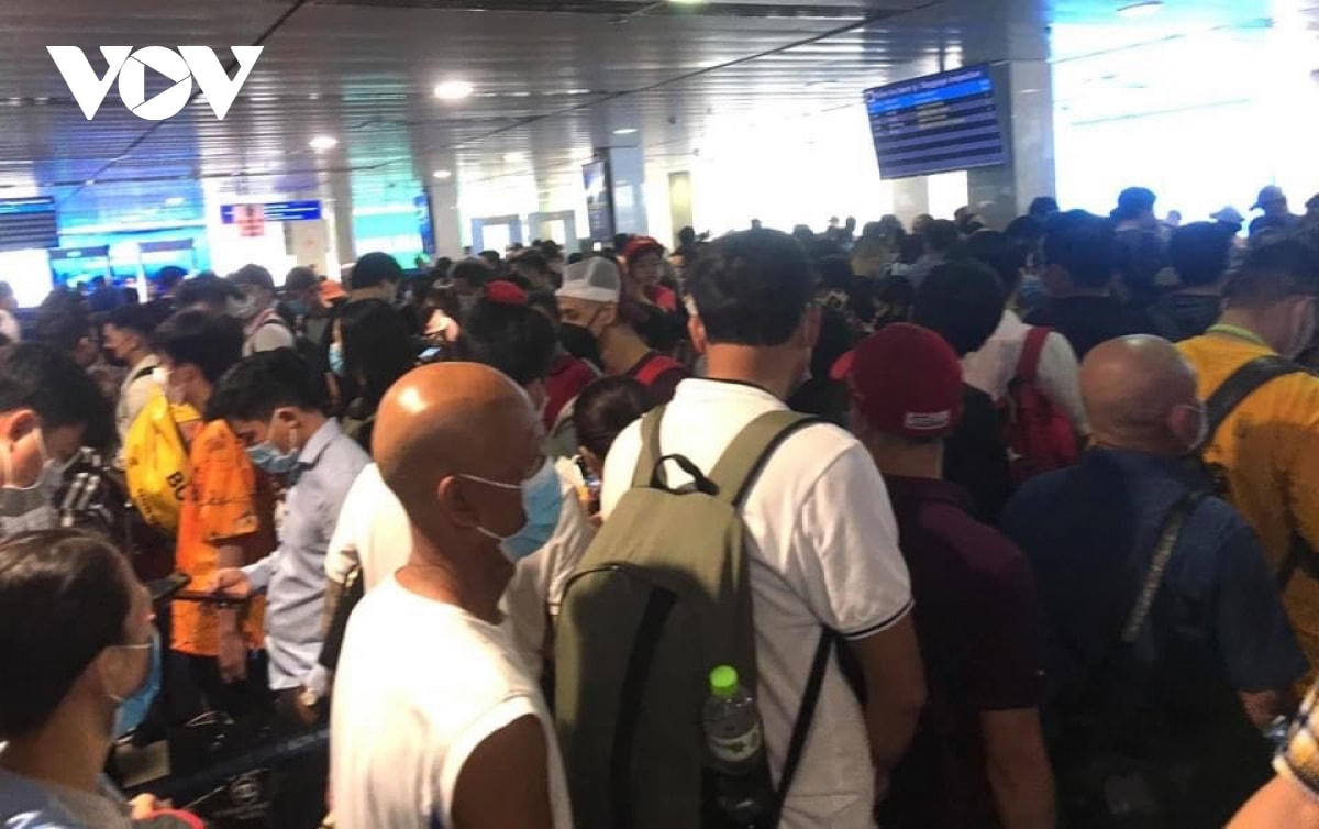 Sảnh chờ khu vực soi chiếu an ninh nhà ga quốc nội sân bay Tân Sơn Nhất ngày 17/4 đông nghẹt hành khách.  
