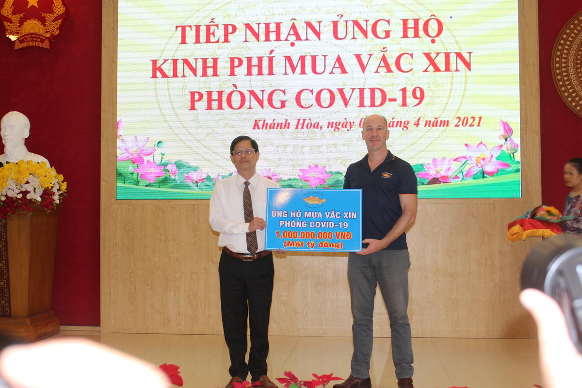 Chủ tịch UBND tỉnh Nguyễn Tấn Tuân tiếp nhận tiền ủng hộ mua vaccine.
