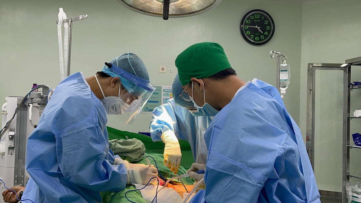 Ê kíp phẫu thuật lấy đầu đạn khỏi cơ thể bệnh nhân. 