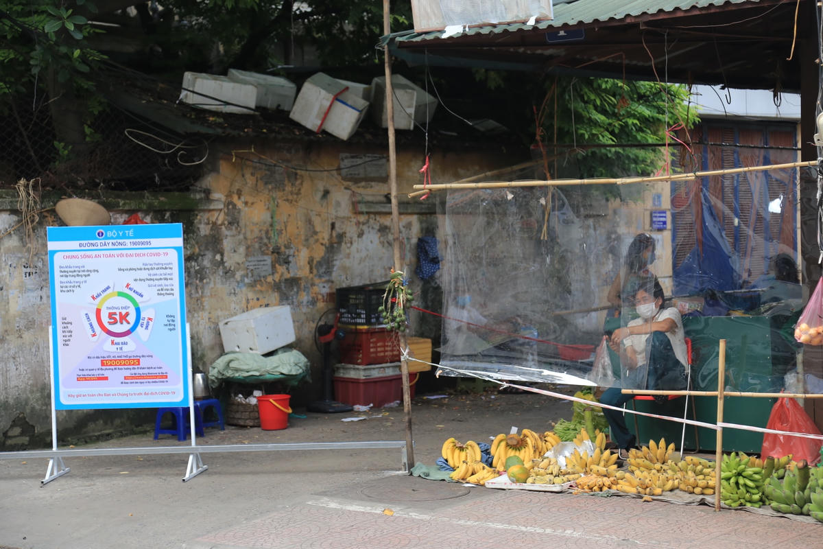 Trong những ngày giãn cách, lượng người đổ về các chợ dân sinh tại Hà Nội đông hơn, nhiều người lo ngại khi đi mua thực phẩm thiết yếu.