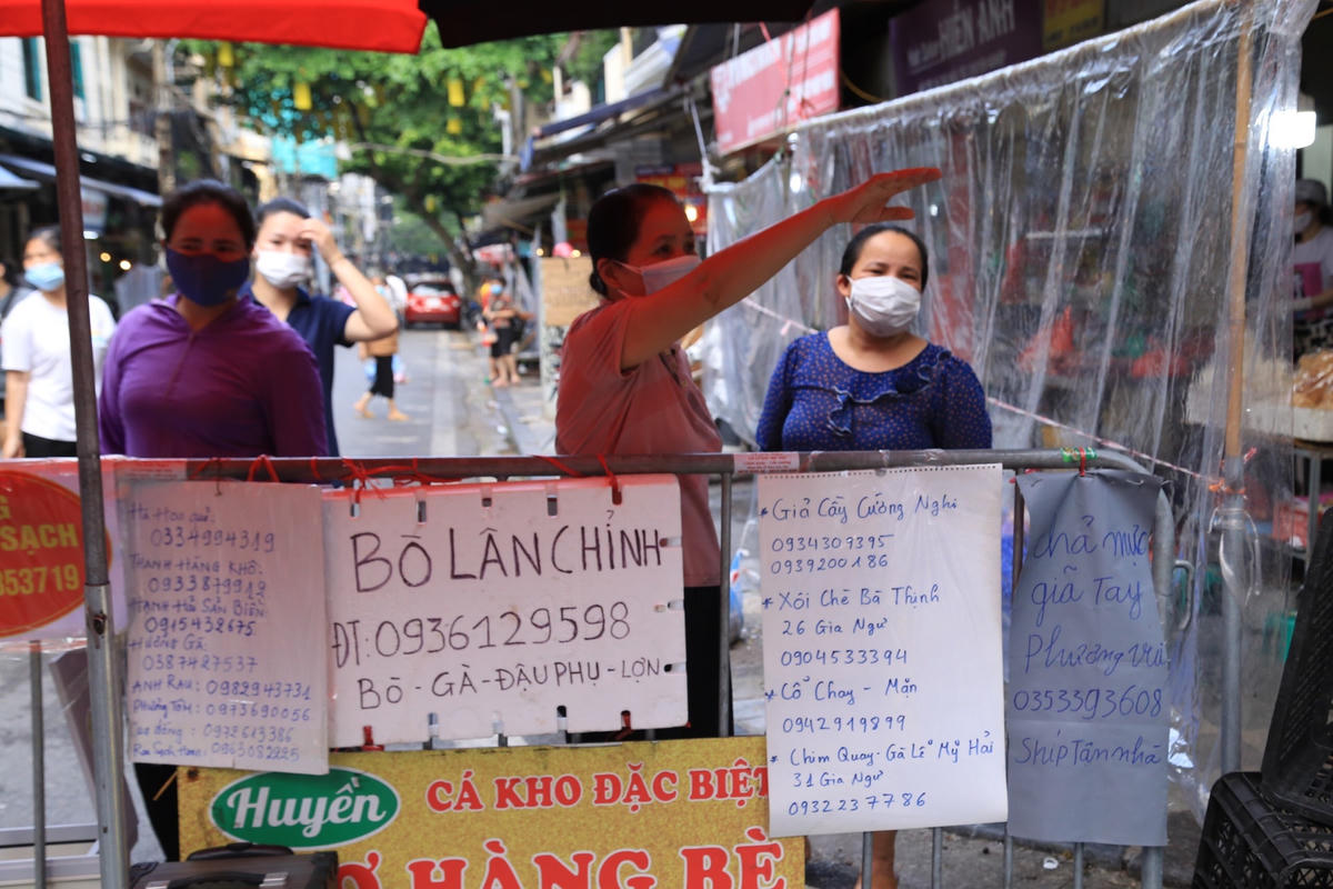 Cơ quan chức năng cho phép các tiểu thương gắn các biển quảng cáo kèm theo số điện thoại để cho người dân mua hàng mà không cần vào bên trong chợ.