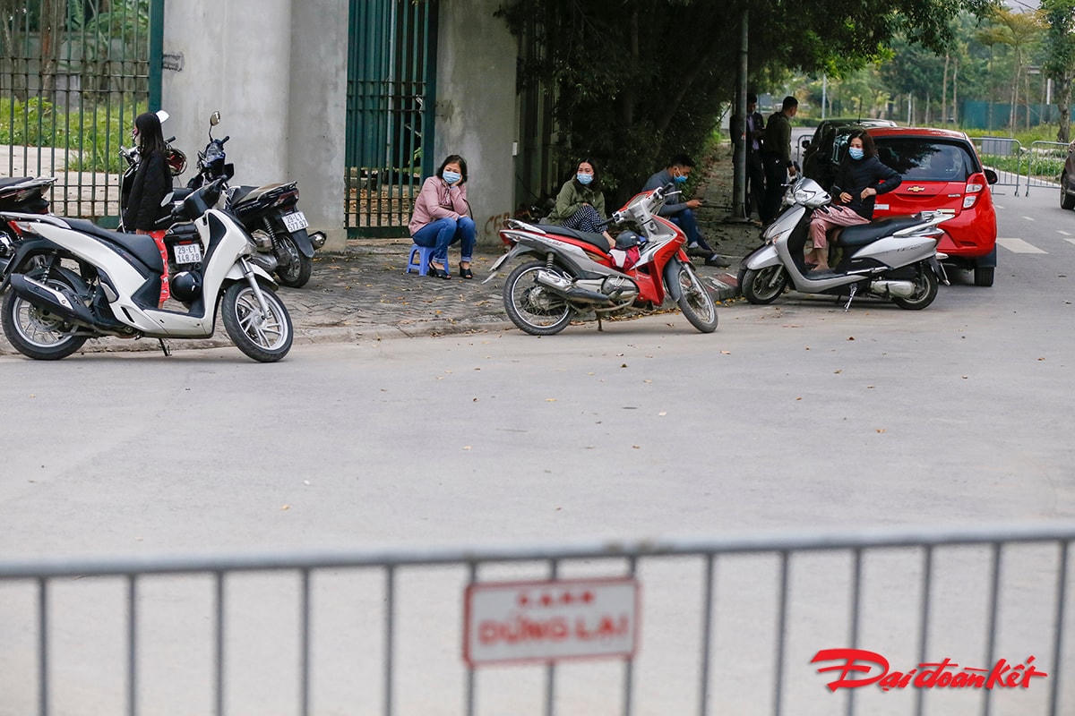 Nhiều phụ huynh học sinh đã ngồi chờ con em của mình từ rất sớm sau 14 ngày xa cách.