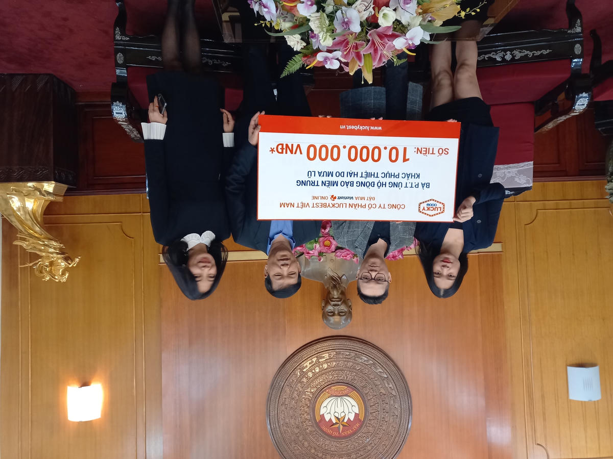 Ông Trần Văn Sinh, Trưởng ban Phong trào UBTƯ MTTQ Việt Nam tiếp nhận ủng hộ. 