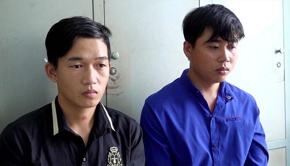 Hai đối tượng Lê Tuấn Dĩ và Nguyễn Thanh Nam tại cơ quan chức năng.