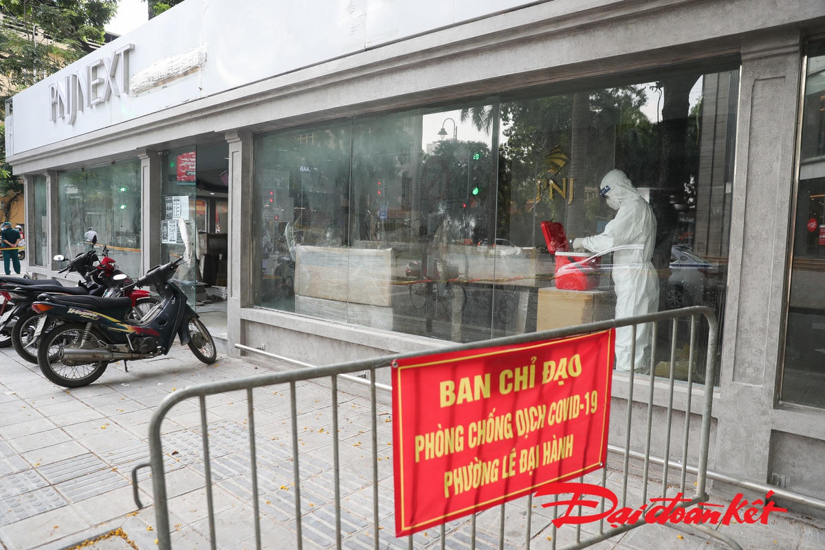 Cửa hàng PNJ tại ngã tư phố Bà Triệu và phố Đoàn Trần Nghiệp cũng được lực lượng chức năng có mặt thực hiện phun khử khuẩn và thực hiện các biện pháp phòng, chống dịch Covid-19. Ảnh: Quang Vinh. 