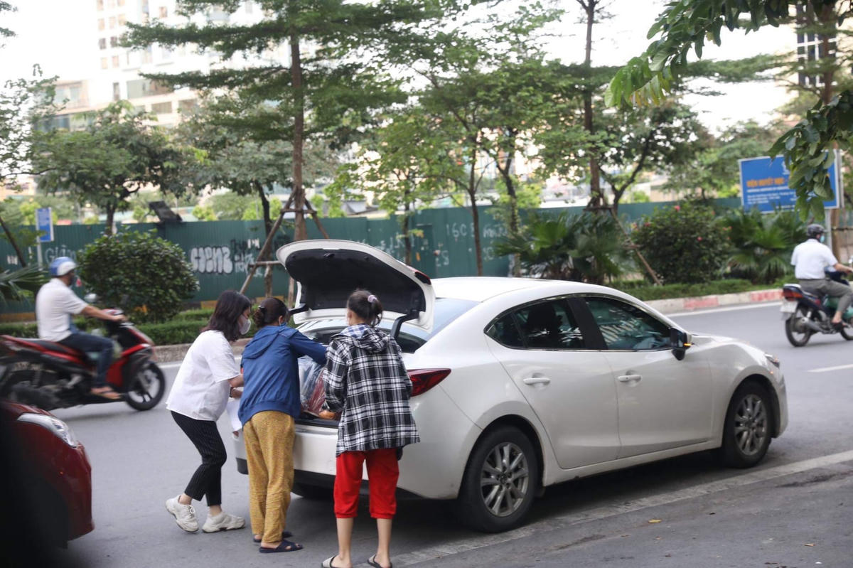 Cô gái trẻ luôn xông xáo, nhiệt huyết giúp đỡ những bệnh nhân. Ảnh: NVCC.
