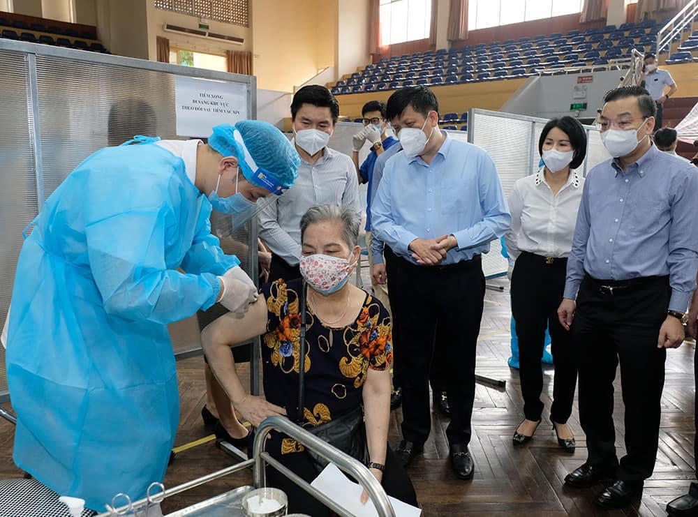 Bộ trưởng Bộ Y tế Nguyễn Thanh Long kiểm tra điểm tiêm ở nhà thi đấu Trịnh Hoài Đức, thăm hỏi những người tới tiêm. Ảnh: BYT.