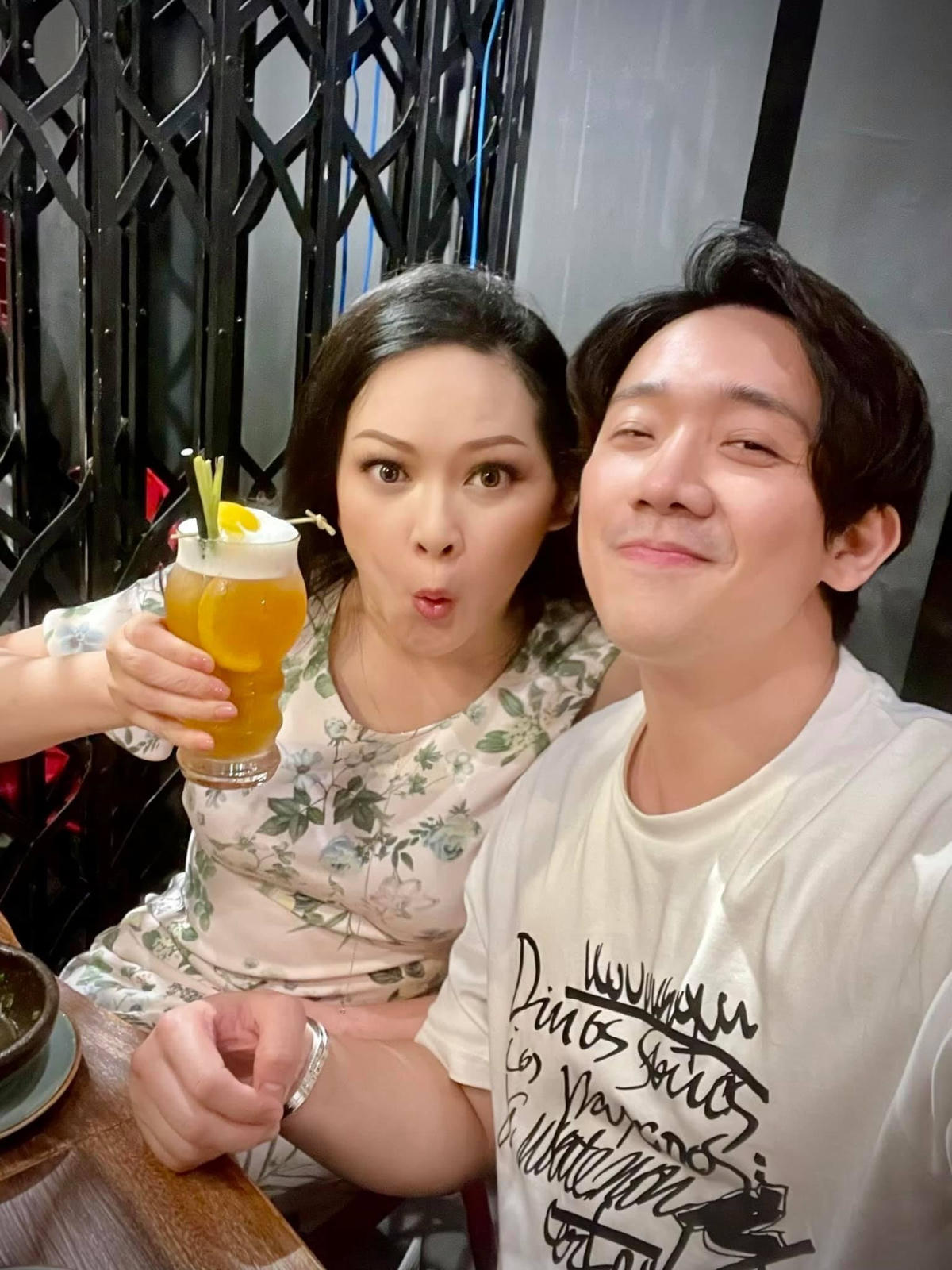 Ca sĩ Như Quỳnh ghé thăm quán ăn của vợ chồng Trấn Thành.