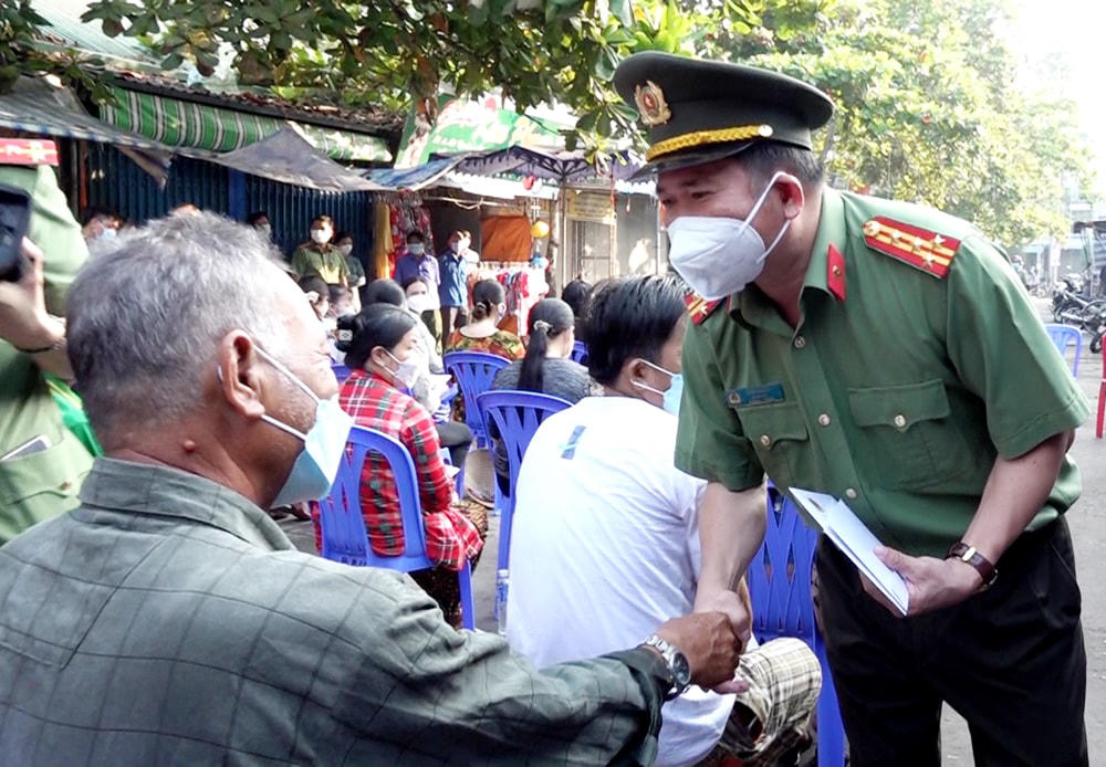 Đại tá Đinh Văn Nơi, Giám đốc Công an tỉnh An Giang thăm hỏi động viên và trao hỗ trợ cho người dân.