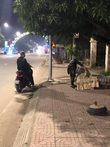 Hai chàng trai mua chăn bông tặng cụ ông nhặt rác xa lạ. Ảnh: Thúy Oanh.