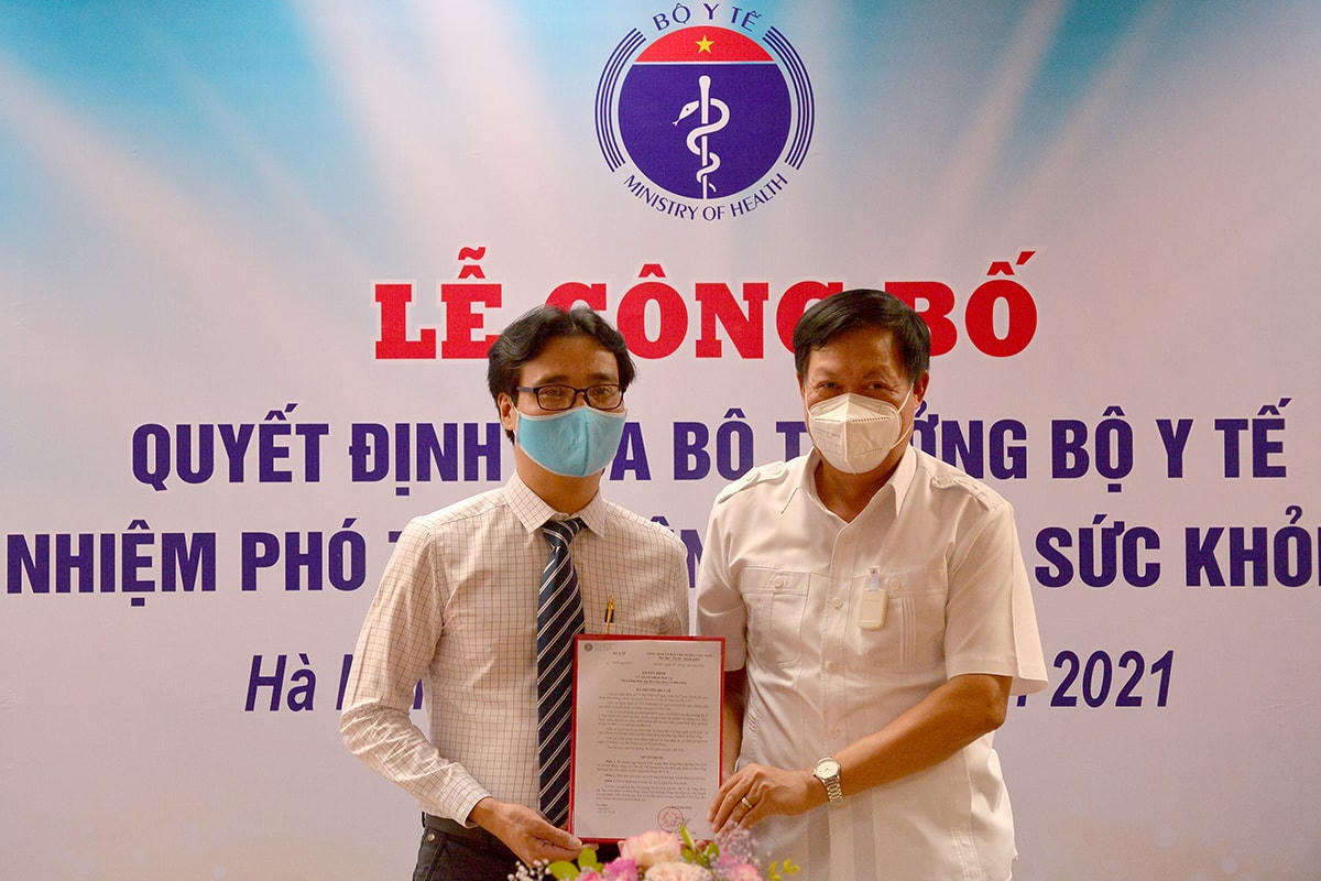 Thứ trưởng Đỗ Xuân Tuyên trao quyết định bổ nhiệm Phó Tổng Biên tập Nguyễn Chí Long.