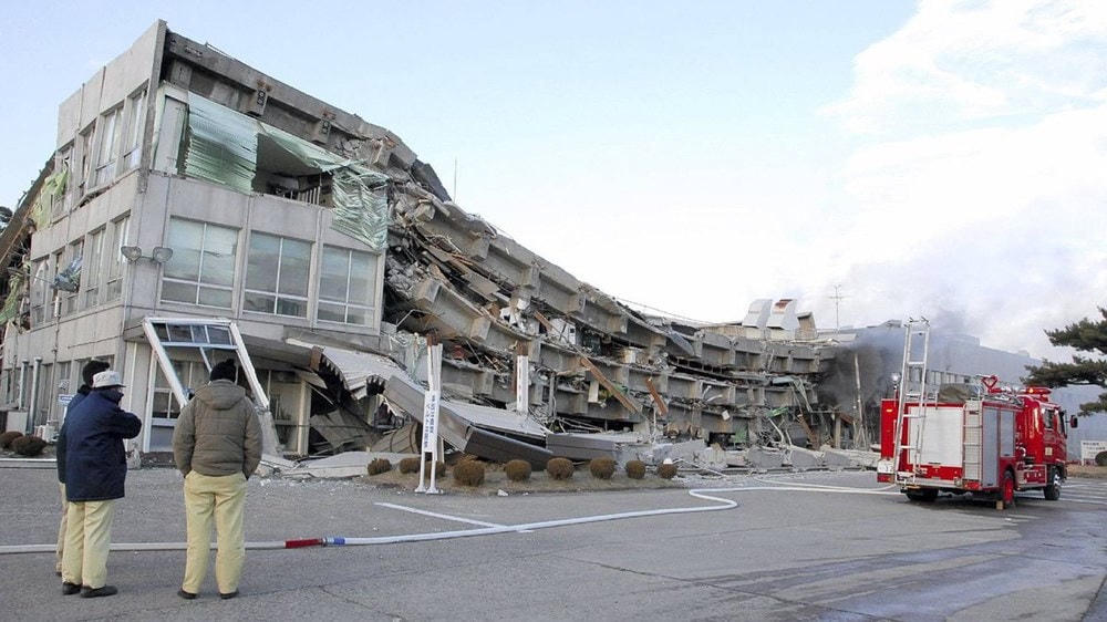 Một tòa nhà của nhà máy thành phố Sukagawa, tỉnh Fukushima, miền bắc Nhật Bản đã bị đổ sập ngày 11/3/2011 do động đất, sóng thần. Nguồn: theglobeandmail.  