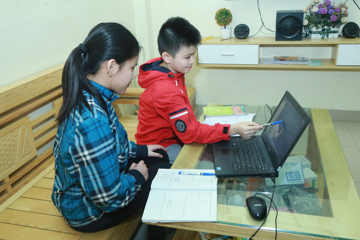 Học sinh học trực tuyến mùa Covid- 19 ( ảnh: Phạm Quang Vinh)