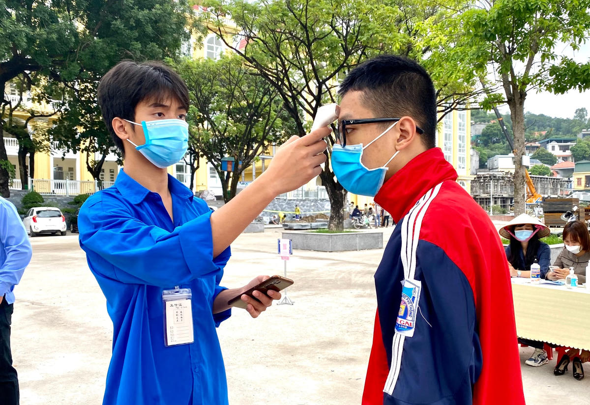 Tất cả mọi người khi đến điểm tiêm đều được đo thân nhiệt và thực hiện khai báo y tế.