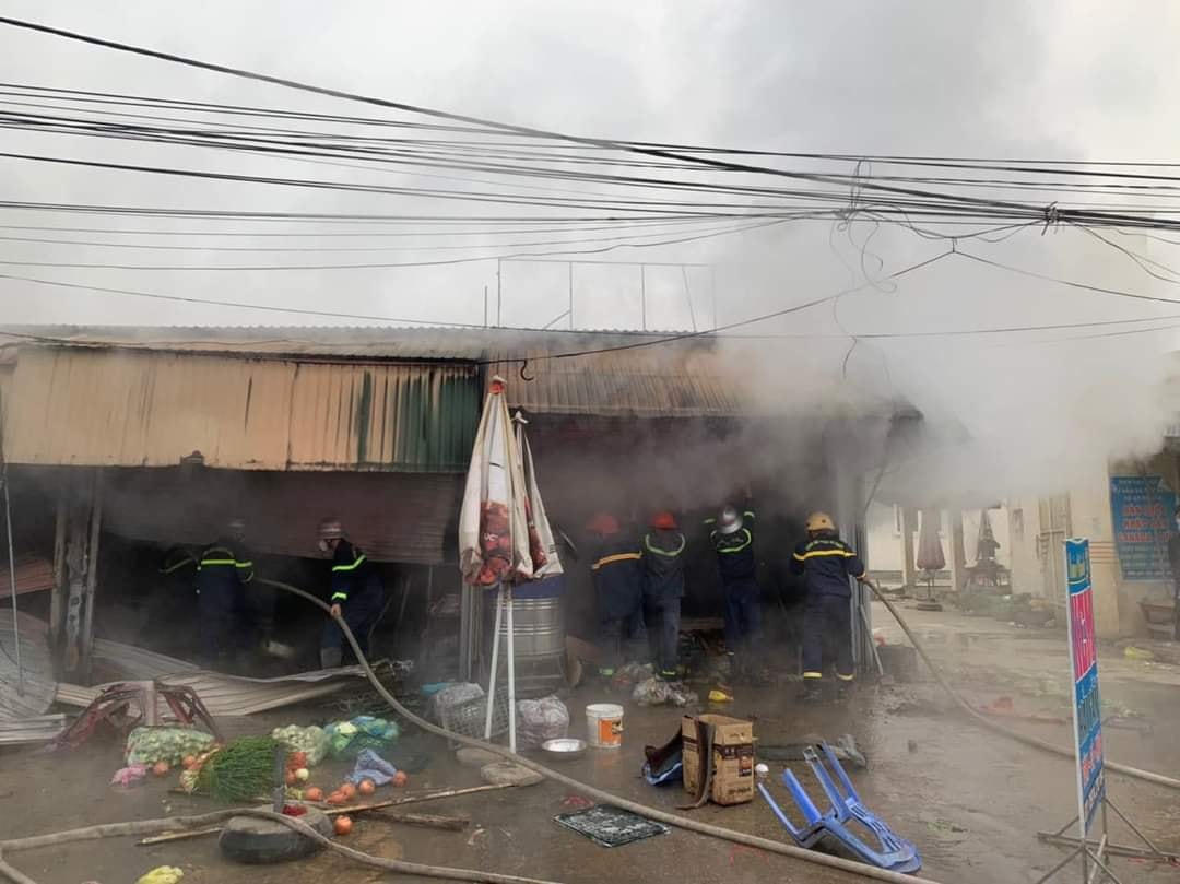 Sau đó lan ra các ki ốt gần đó.