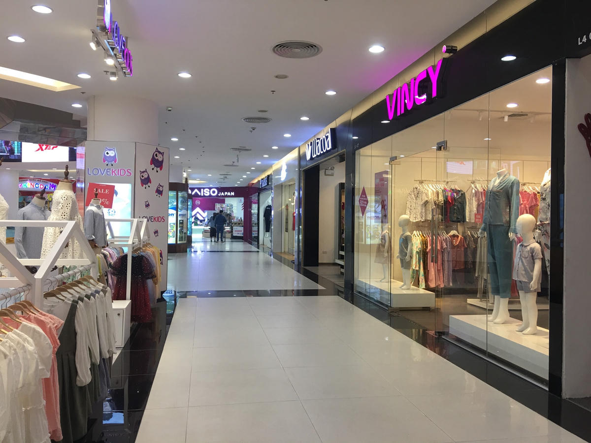 Không khó để bắt gặp tình trạng vắng vẻ ở các Trung tâm thương mại hiện nay.
