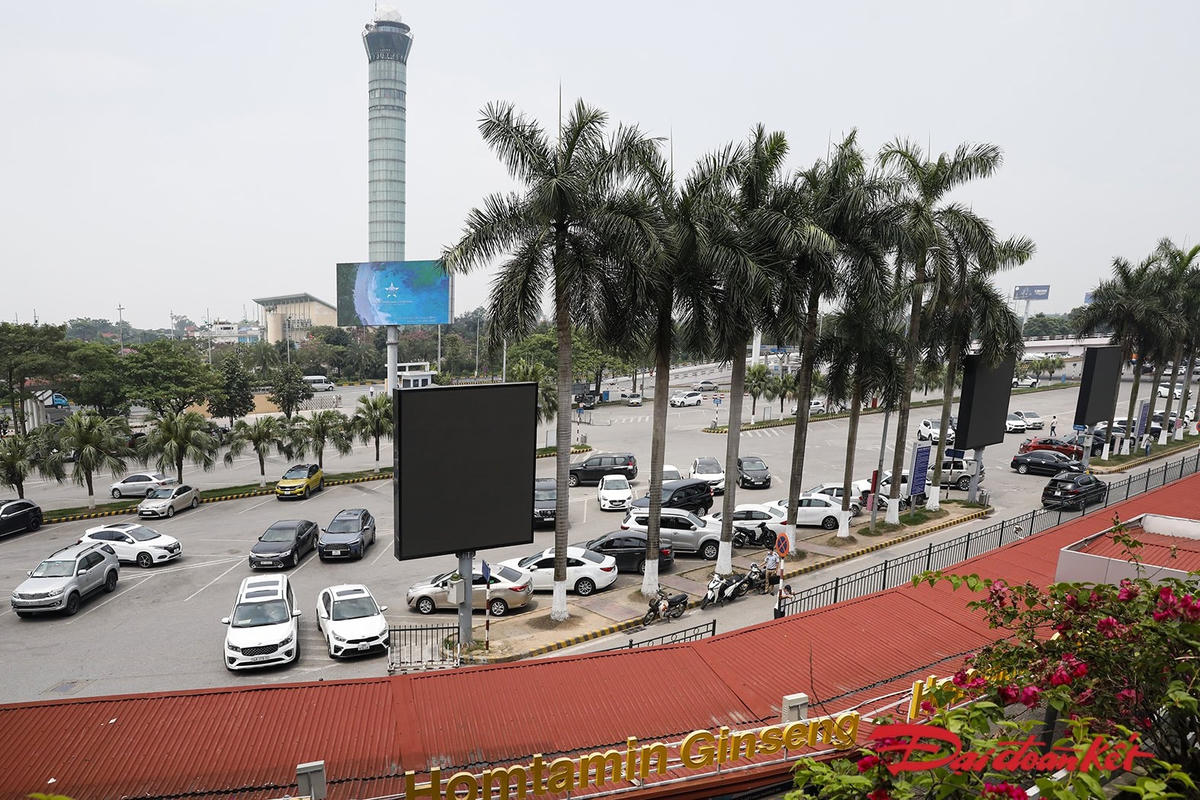 Khu vực bãi đỗ xe sân bay Nội Bài vắng hơn rất nhiều so với thường ngày. Ảnh: Quang Vinh. 