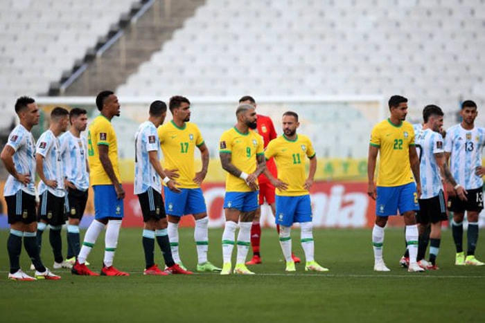 Đại chiến Argentina – Brazil gặp sự cố hy hữu chỉ sau 5 phút khiến Messi nổi giận