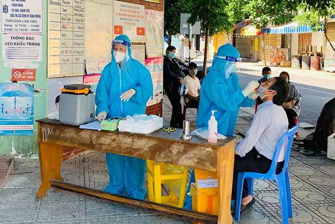 Lấy mấu xét nghiệm Covid-19 cho người dân TP Nha Trang. 