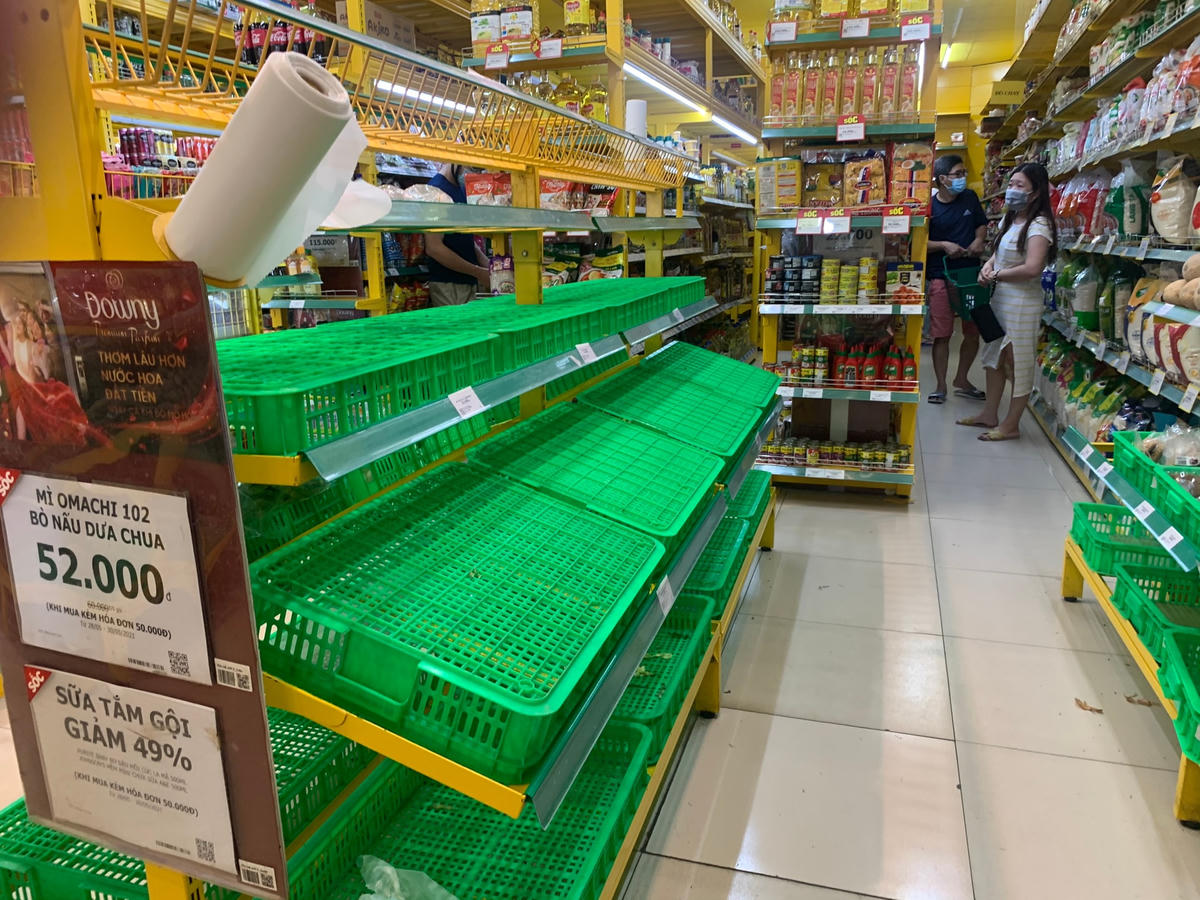 TP Hồ Chí Minh: Dân đổ xô mua đồ tích trữ, Sở Công thương cam kết đủ hàng hóa