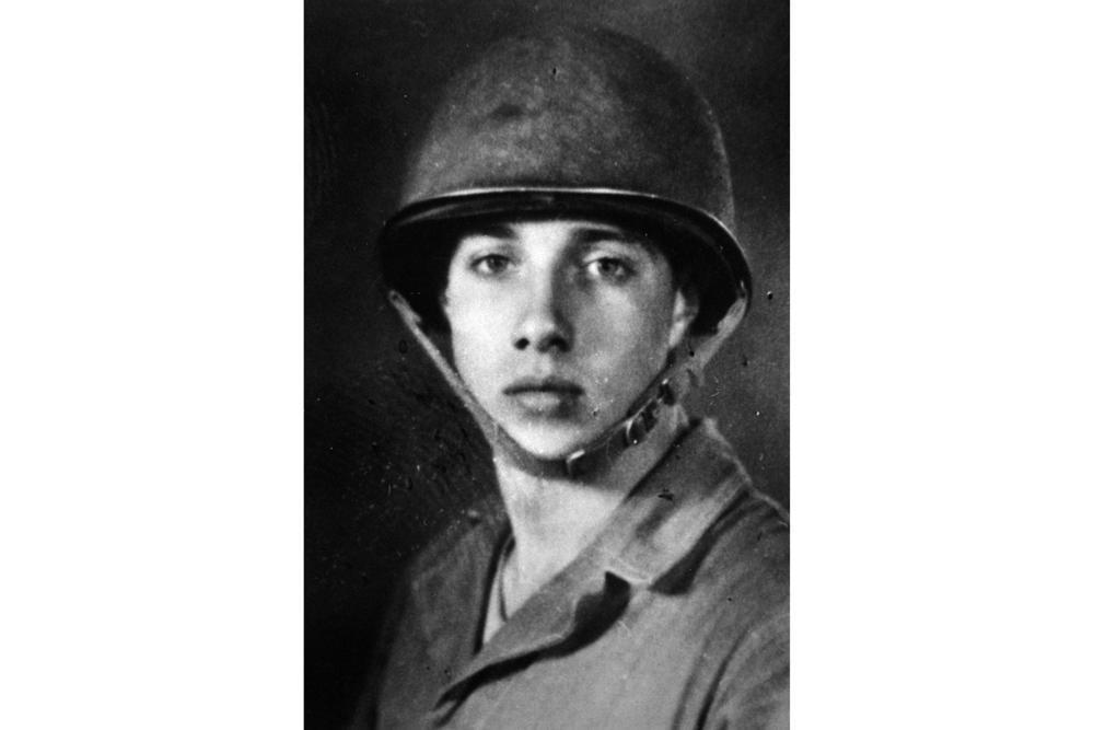 Bob Dole nhập ngũ khi đang học năm thứ 2 đại học.