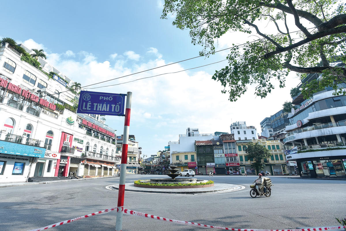 Sau khi có chỉ thị giãn cách xã hội, đường phố trở nên vắng vẻ hơn so với ngày thường.