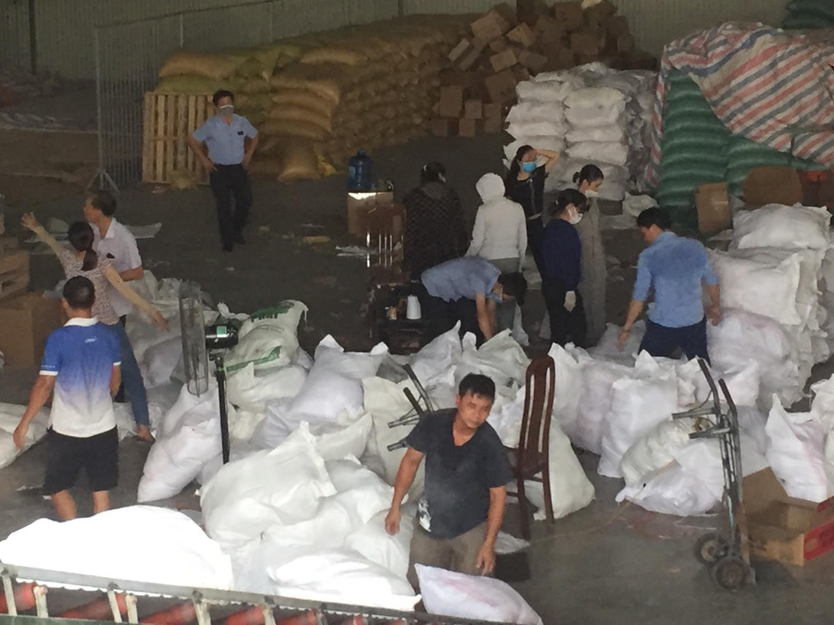 Trong ngày hôm nay, việc đóng gói lương thực, thực phẩm được tỉnh Thái Bình huy động lực lượng thực hiện 