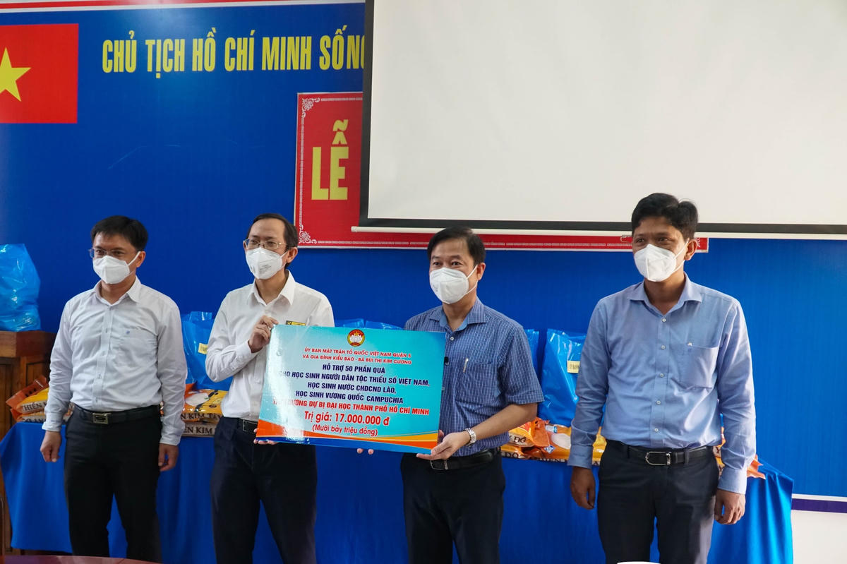 Một hoạt động thăm, tặng quà cho sinh viên Lào, Campuchia đang học tập tại trường TP HCM.