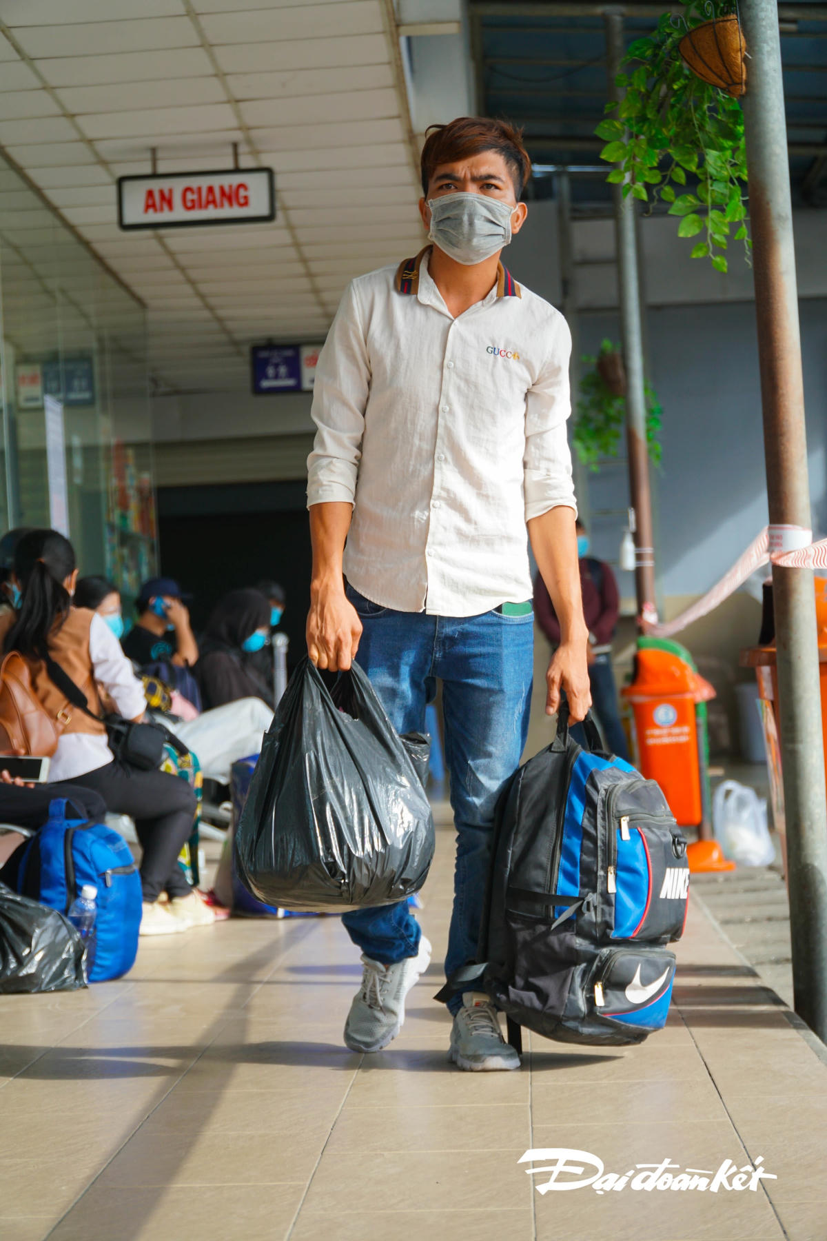 Mỗi người đều có hành lý cồng kềnh vì họ sẽ về cách ly thêm 7 ngày tập trung tại tỉnh.