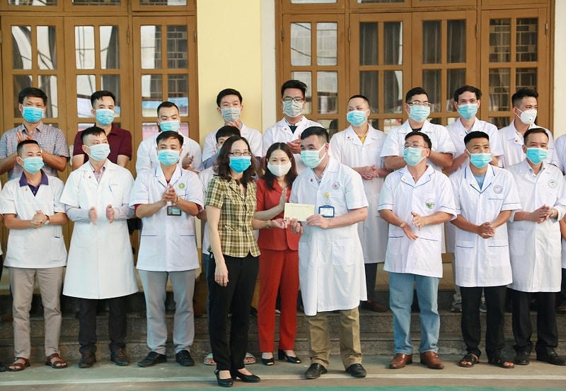Giám đốc Sở Y tế Yên Bái tặng quà trước khi đoàn thầy thuốc lên đường đến tăng cường cho Bắc Giang.