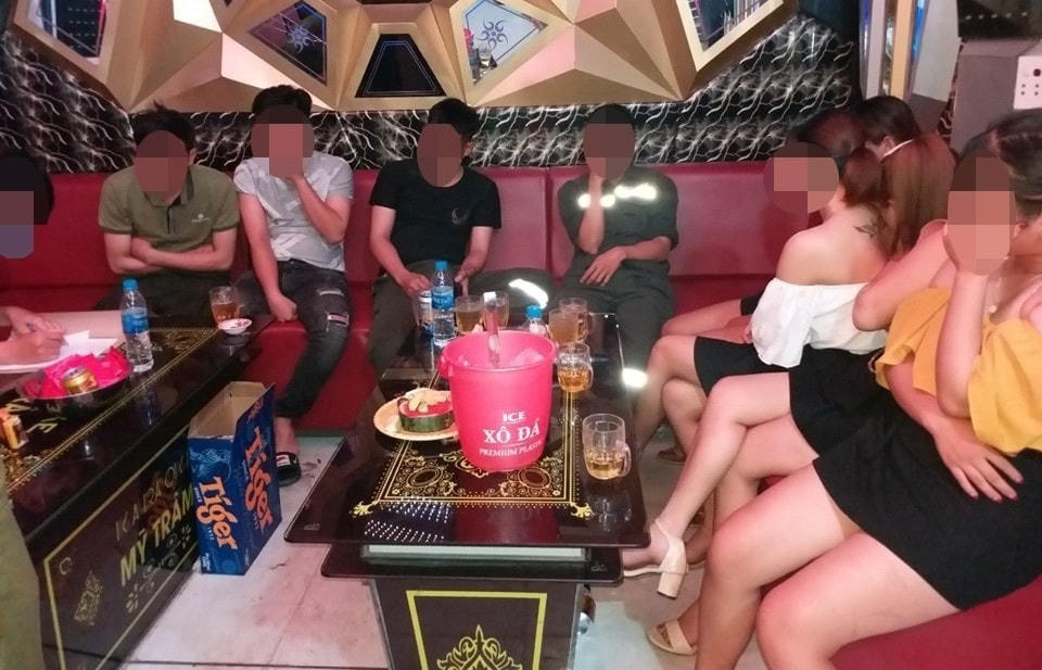 Các khách hát karaoke Mỹ Trâm.