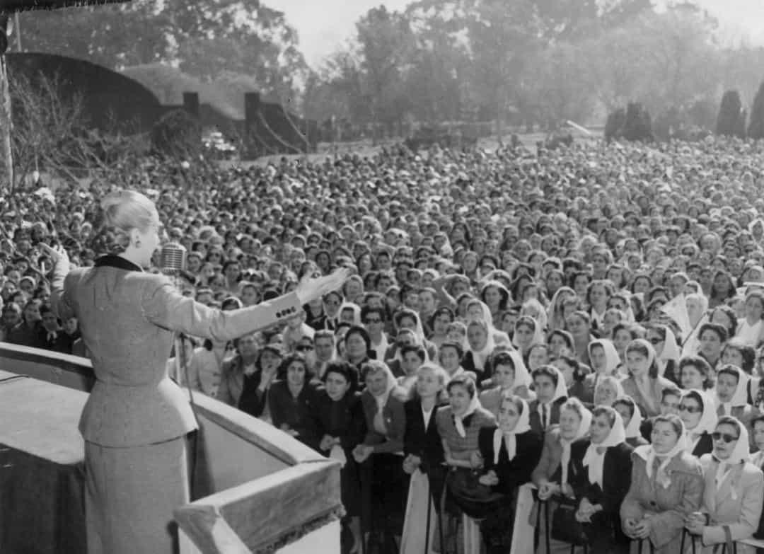 Phụ nữ được trao quyền bầu cử ở Argentina vào năm 1947. Trong ảnh là Eva Peron, người có công trong việc đảm bảo quyền bầu cử cho phụ nữ, phát biểu trước đám đông.