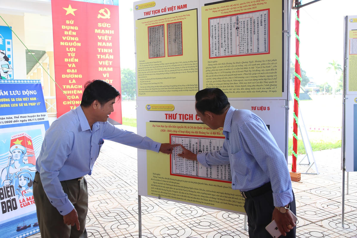 Các đại biểu tham quan buổi triển lãm.